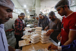 اطعام در بزرگترین ایستگاه استقبال از زائران پیاده امام رضا (ع)