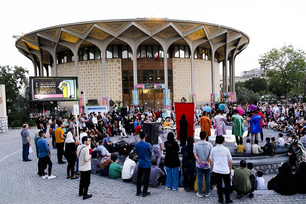 هیچ مخاطب زیر ۱۸ سالی این نمایش را ندید!/ دیدن «دختر کفش عروسکی»