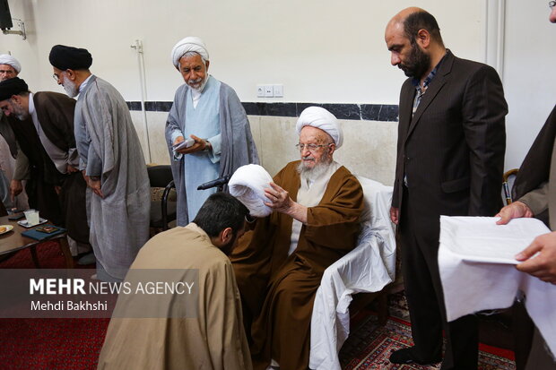 عید غدیر کی مناسبت سے آیت اللہ العظمیٰ مکارم شیرازی کے دفتر میں عمامہ گذاری کی تقریب
