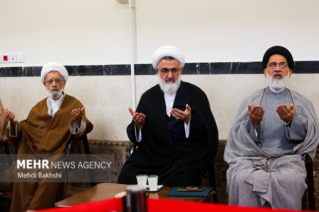 عید غدیر کی مناسبت سے آیت اللہ العظمیٰ مکارم شیرازی کے دفتر میں عمامہ گذاری کی تقریب
