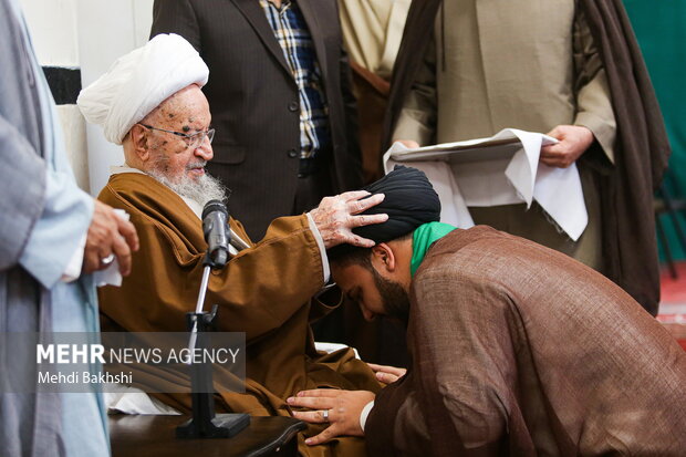 عید غدیر کی مناسبت سے آیت اللہ العظمیٰ مکارم شیرازی کے دفتر میں عمامہ گذاری کی تقریب
