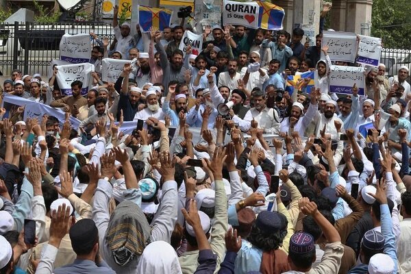 تظاهرات مسلمانان پاکستان در محکومیت هتک حرمت به قرآن در سوئد+فیلم