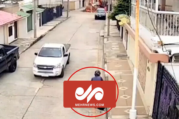 فیلم لحظه ناکامی یک سارق کیف قاپ از یک زن جوان