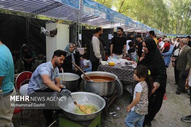 پنجمین جشنواره غذا به همت  مجمع خیرین سلامت ملایر برگزار شد