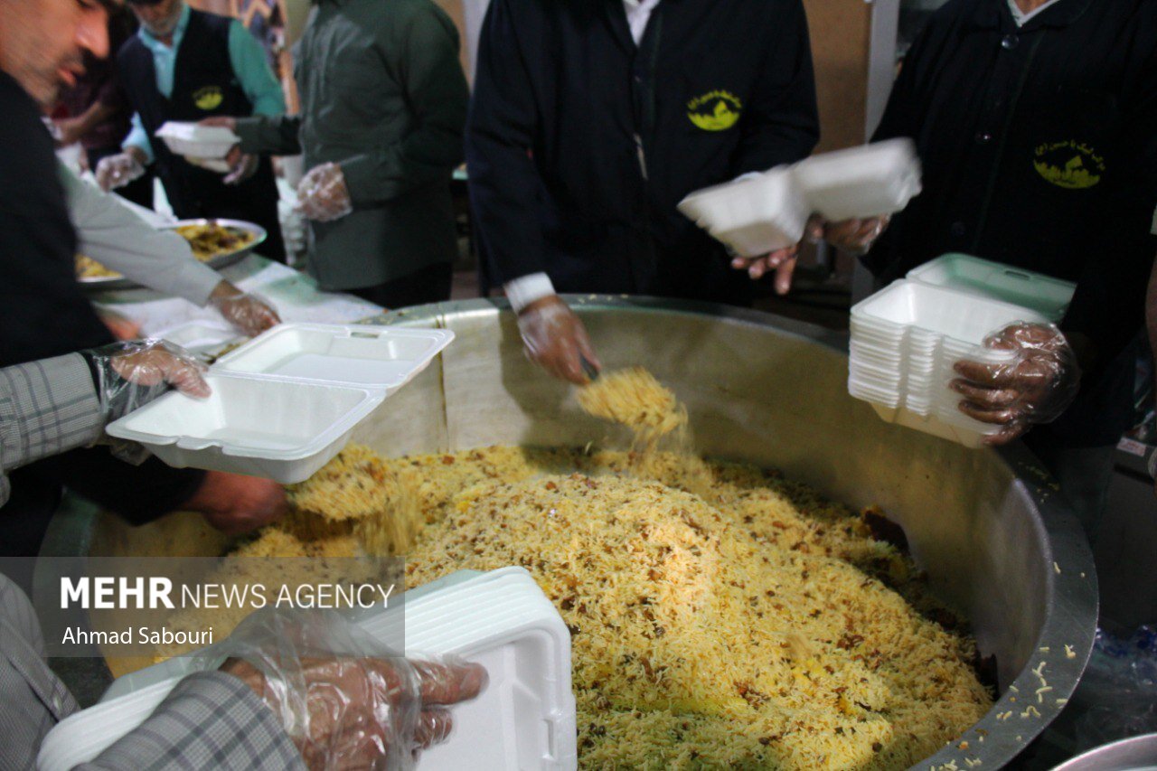 غدیری متفاوت در استان سمنان/ اطعام مساکین به عشق مرتضی علی