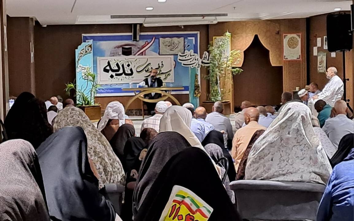 زمزمه دعای ندبه با حضور زائران ایرانی در مکه