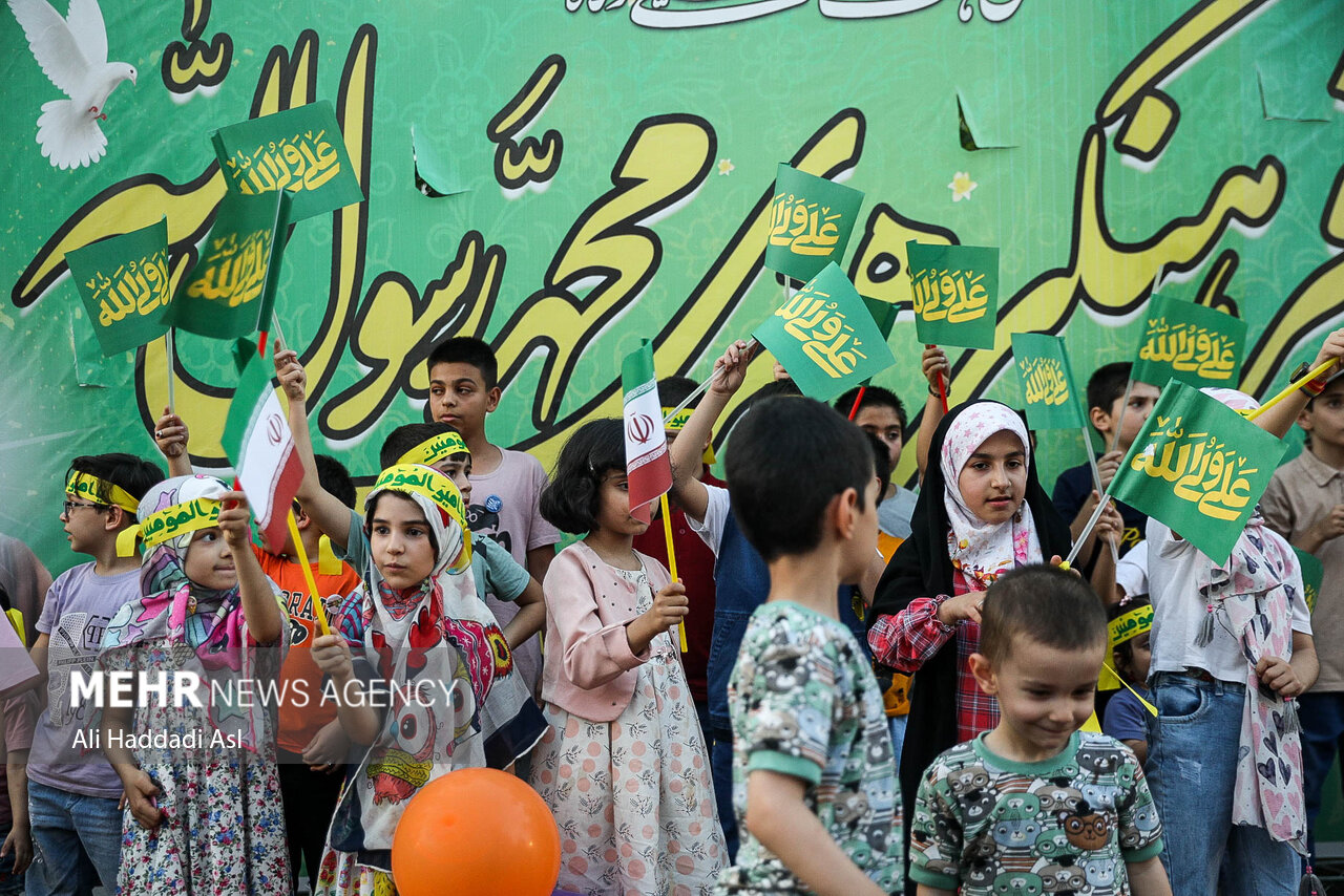 کرمانشاہ کے غدیر اسکوائر میں بچوں کی عید غدیر کے حوالے سے خوبصورت منقبت خوانی