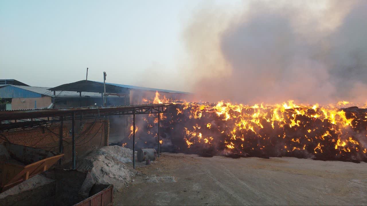 آتش‌سوزی در انبار دپوی علوفه در شرق اصفهان/ اطفا ۳ ساعت طول کشید