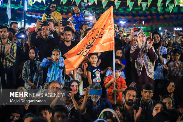 سنگ تمام کاشانیها در مهمونی غدیر / کودکان مهمان ویژه حضرت بودند سنگ تمام کاشانیها در مهمونی غدیر / کودکان مهمان ویژه حضرت بودند