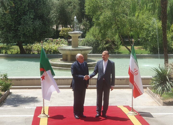 أمير عبداللهيان يستقبل نظيره الجزائري في مبنى وزارة الخارجية الايرانية