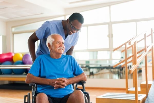 وظایف پرستار سالمندان؛ راهنمایی و مراقبت حرفه‌ای برای سالمندان