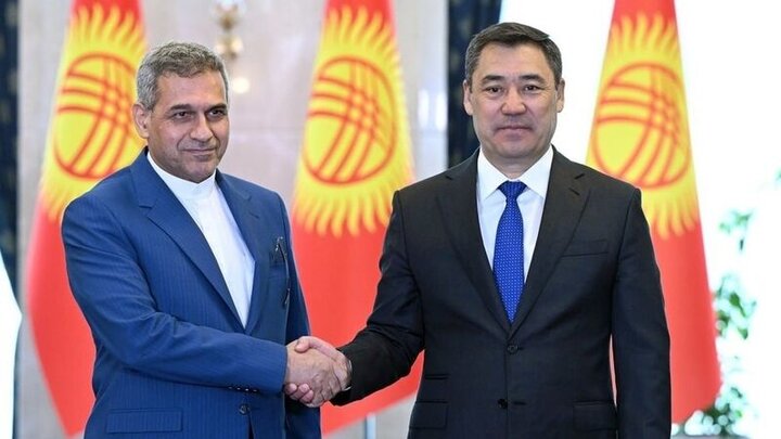 الرئيس القرغيزي يصف العلاقات بين طهران وبيشكك بالمتنامية