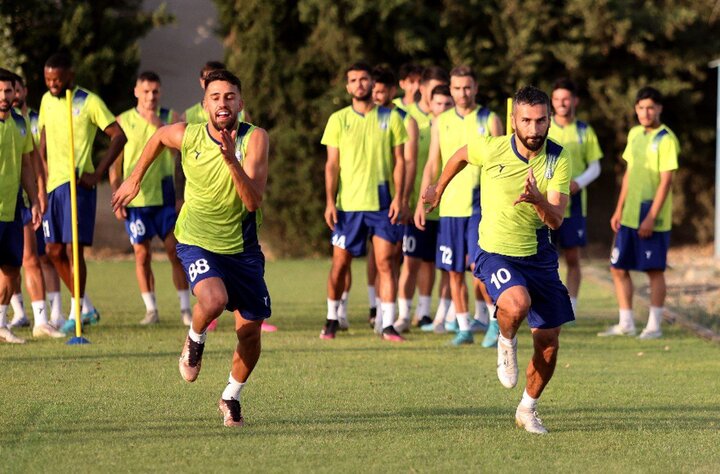 استقلال از ورود به بحران فرار کرد/ فوتبال با اعتراض زندگی میکند!