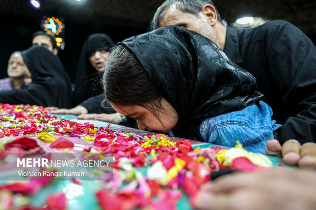 تہران میں مدافع حرم شہید مہدی اکبرپور روشن کے پیکر سے الوداعی تقریب

