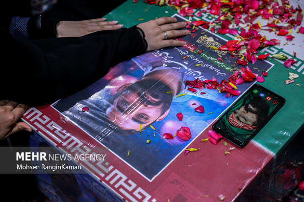 تہران میں مدافع حرم شہید مہدی اکبرپور روشن کے پیکر سے الوداعی تقریب
