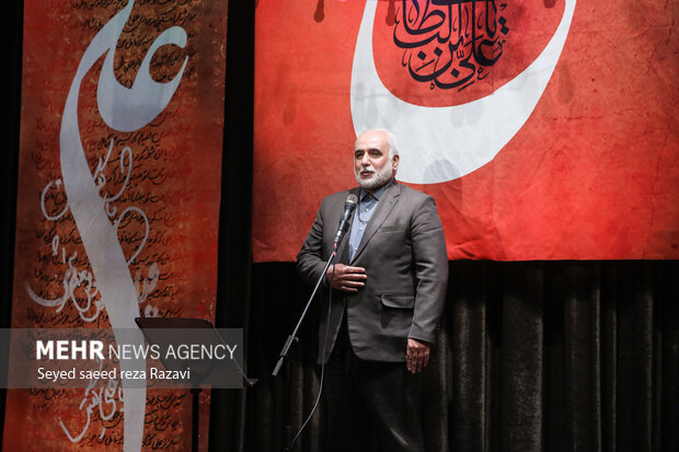 مجید شاه‌حسینی رئیس فرهنگستان هنر در حال سخنرانی در مراسم هشتمین «جایزه هنری غدیر» است