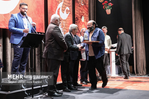 در مراسم هشتمین «جایزه هنری غدیر» از علی محمد مودب  شاعر تجلیل بعمل آمد