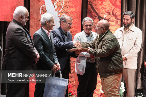  در مراسم هشتمین «جایزه هنری غدیر» از عبدالحمید قدیریان تجلیل بعمل آمد