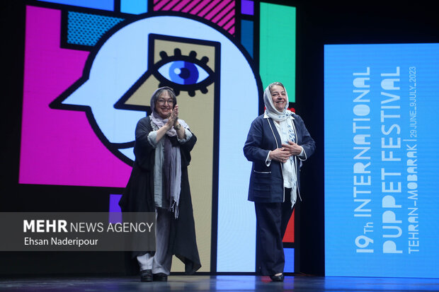 مرضیه برومند مدیر عامل خانه سینما و مریم سعادت بازیگر و عروسکگردان در مراسم اختتامیه جشنواره نمایش‌های عروسکی تهران - مبارک حضور دارند
