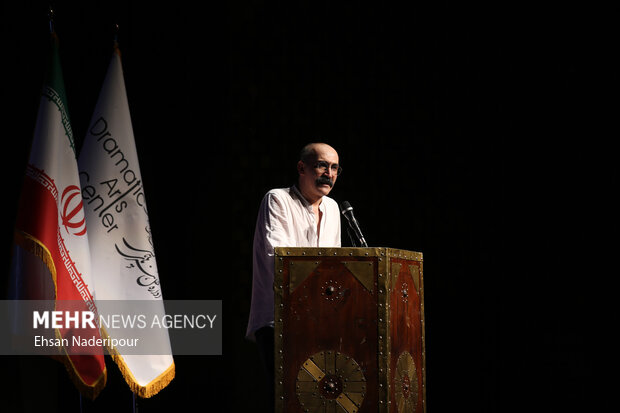 هادی حجازی فر دبیر جشنواره در حال سخنرانی در مراسم اختتامیه جشنواره نمایش‌های عروسکی تهران - مبارک است