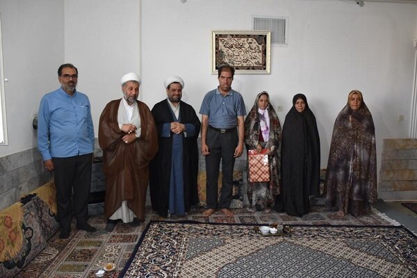 خالصانه پای کار مولا/خاک کفش مهمانان غدیر را با عشق زدودم