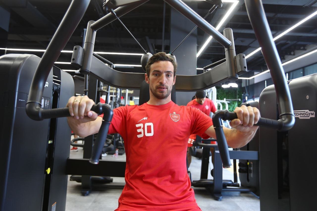 سفر مدافع پرسپولیس به قطر/ سرخپوشان وزنه زدند