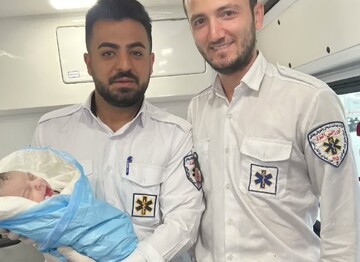 نوزاد عجول البرزی در داخل آمبولانس به دنیا آمد