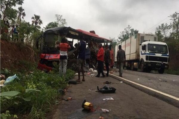 Bus-truck crash kills 20 in southwest Nigeria