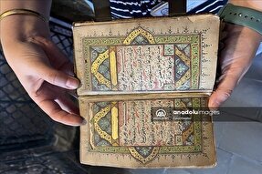 نگهداری از قرآن خطی طلاکوب با قدمت ۴۰۰ساله در کتابخانه ای انگلیسی