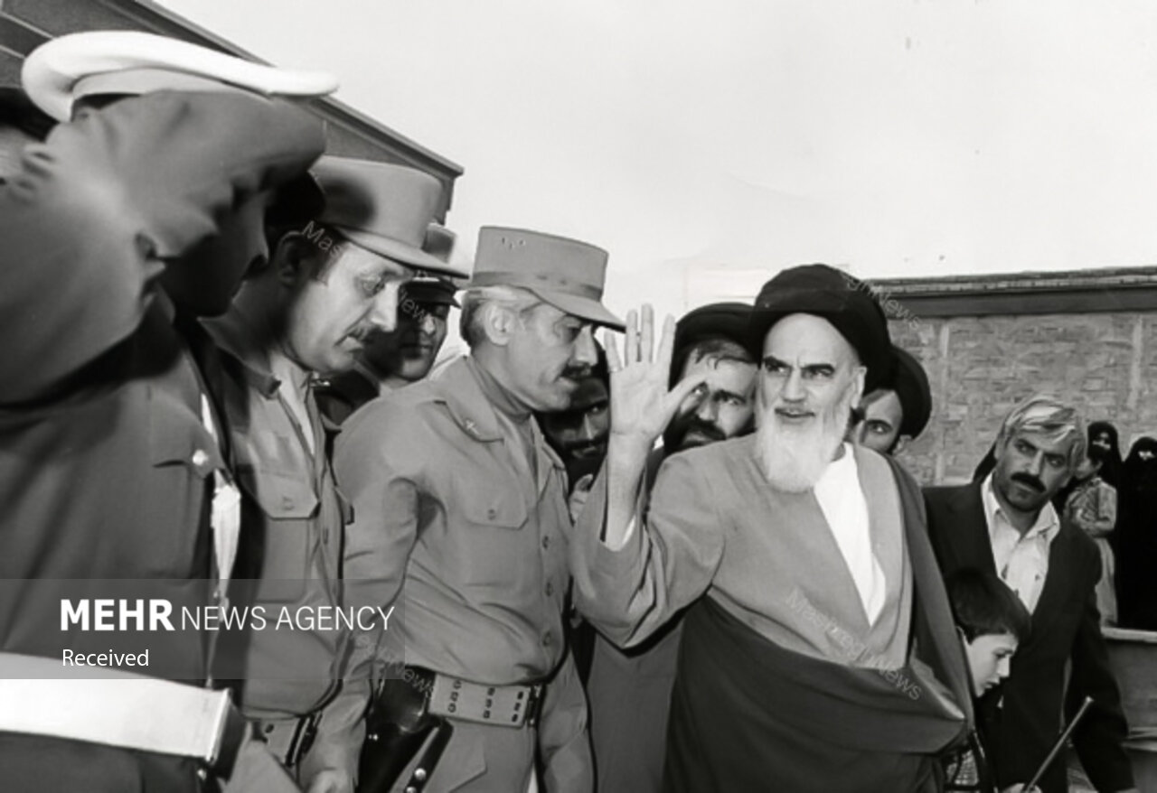 روایتی از رژه تاریخی بالگردهای هوانیروز با حضور امام راحل در قم