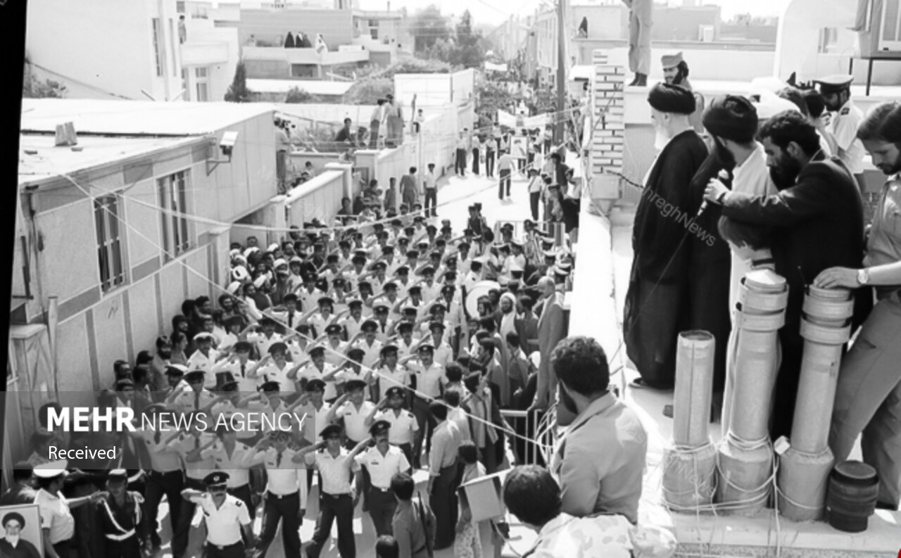 روایتی از رژه تاریخی بالگردهای هوانیروز با حضور امام راحل در قم