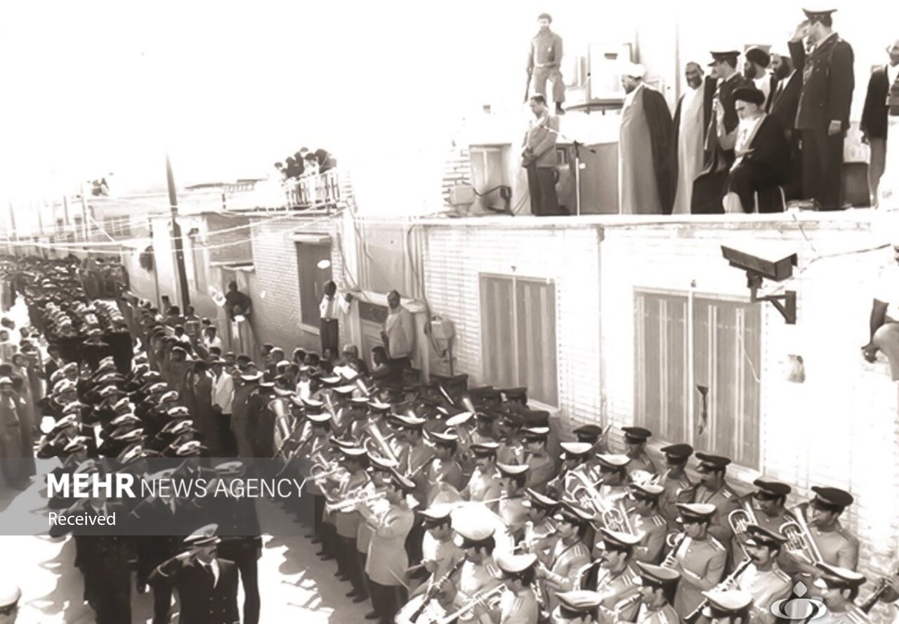 روایتی از رژه تاریخی بالگردهای هوانیروز با حضور امام راحل در قم