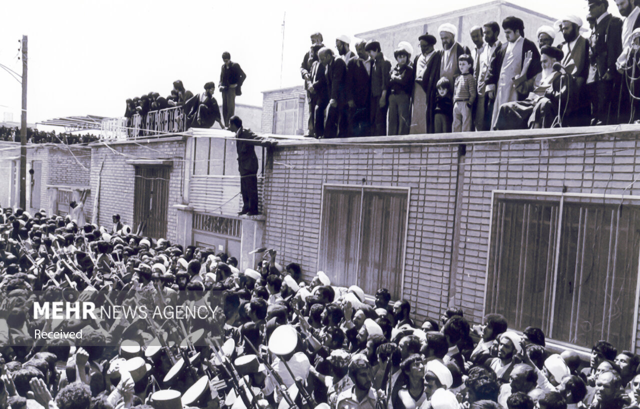 روایتی از رژه تاریخی بالگردهای هوانیروز با حضور امام راحل در قم