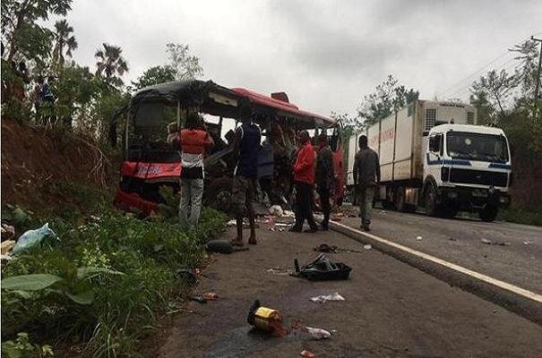 تصادف اتوبوس با کامیون۲۰ کشته برجای گذاشت