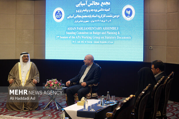 در حاشیه مجمع مجالس آسیایی محمد باقر قالیباف رئیس مجلس شورای اسلامی با عادل العسومی رئیس پارلمان عربی دیدار و گفتگو کرد