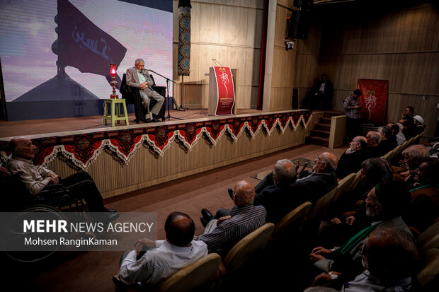 حاج منصور ارضی در حال سخنرانی در مراسم افتتاحیه رویداد مقام مجنون است