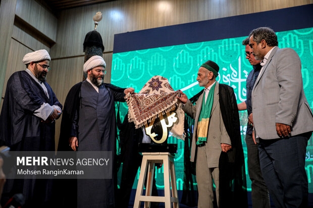 مراسم رونمایی از تندیس ملی نشان حبیب با حضور حجت الاسلام محمد قمی رئیس سازمان تبلیغات اسلامی انجام شد