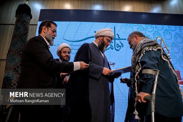 حجت الاسلام محمد قمی رئیس سازمان تبلیغات اسلامی در حال تقدیر از پیشکسوتان است