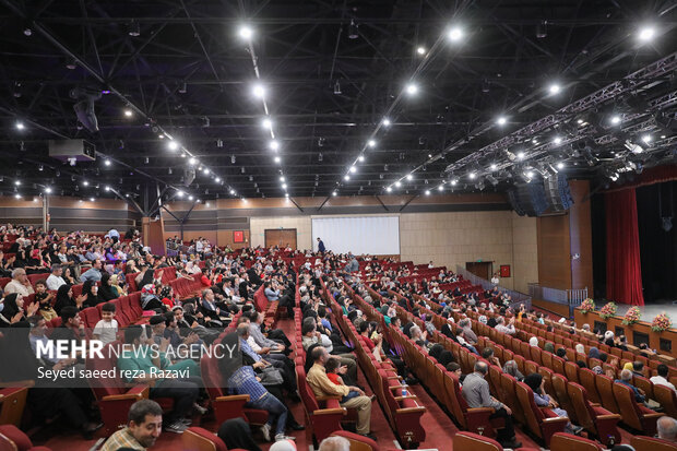 مراسم آئین روز خانواده و تکریم روز بازنشستگان فراجا شامگاه امروز ۲۰ تیر ماه ۱۴۰۲ با حضور بازنشستگان فراجا در فرهنگسرای بهمن برگزار شد