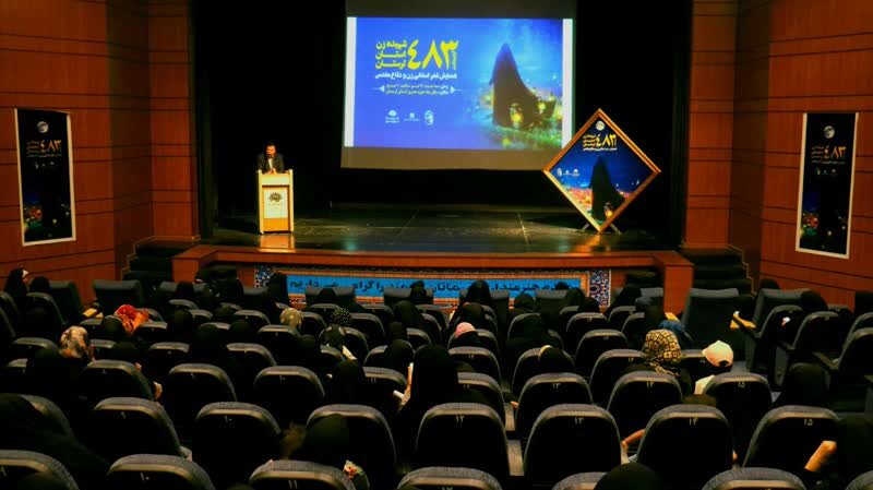همایش شعر استانی «زن و دفاع مقدس» در خرم‌آباد برگزار شد