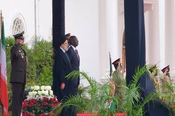 کینیا کے صدر کی جانب سے صدارتی محل میں ایرانی صدر کا باضابطہ استقبال؛21 توپوں کی سلامی