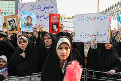 دشمن بیرونی به دنبال امنیتی کردن مسئله حجاب است/ طنین شعار «دختر انقلابیم، مدافع حجابیم»