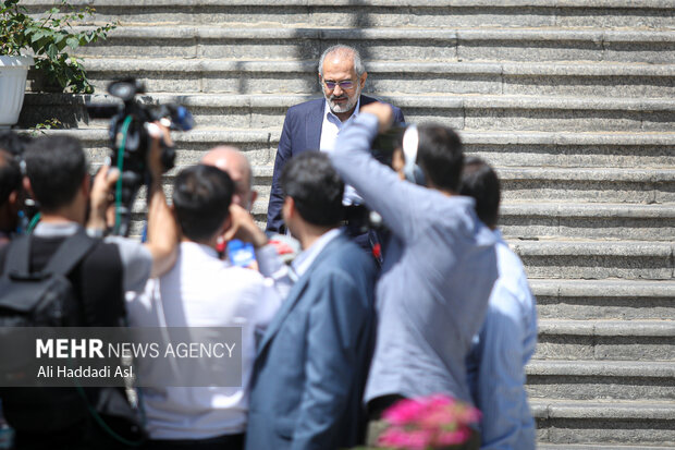 سید محمد حسینی معاون پارلمانی مجلس در حاشیه جلسه هیئت دولت حضور دارد