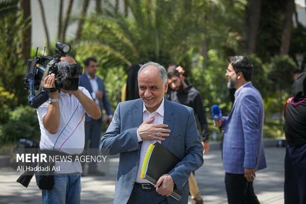 امین حسین رحیمی وزیر دادگستری در حاشیه جلسه هیئت دولت حضور دارد