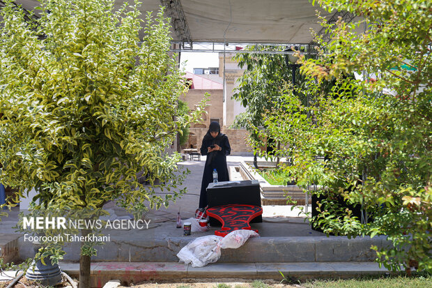 دومین رویداد نقاشی خط نشان عاشقی به مناسبت ایام سوگواری ماه محرم با حضور بیش از ۸۰ نفر از هنرمندان در خانه اتحادیه توسط سازمان زیباسازی شهرداری تهران در حال برگزاری است. این تیغه‌علم‌های طراحی و نقاشی شده، در اقصی نقاط پایتخت نصب می‌شود