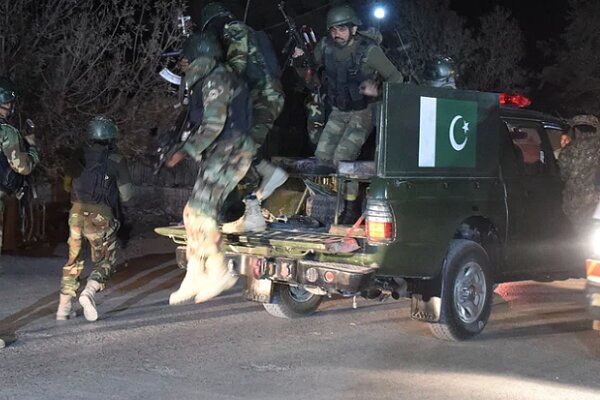 Militants kill four soldiers at Pakistani army base