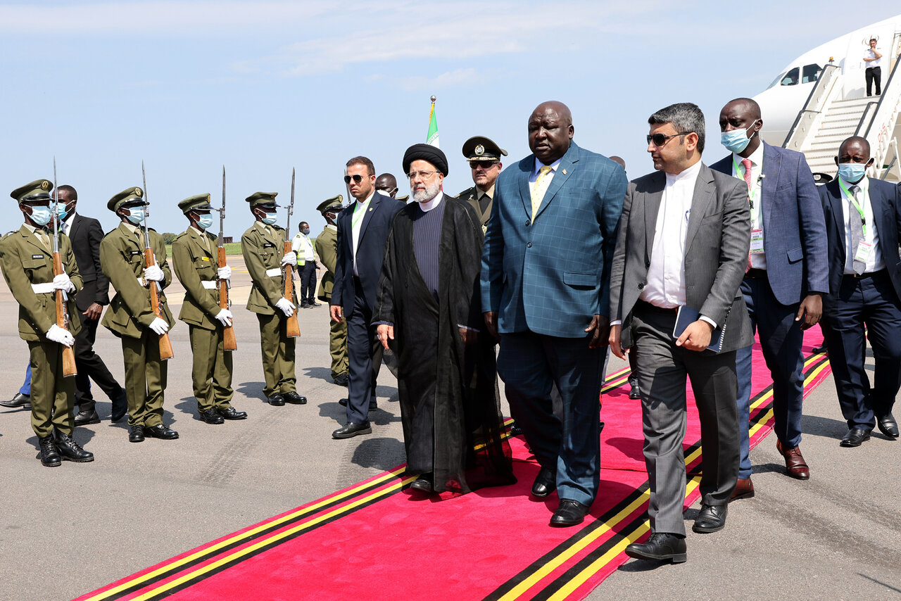 صدر رئیسی یوگنڈا پہنچ گئے