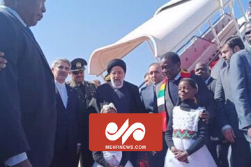 ویڈیو| زمبابوے ائیرپورٹ پر "سلام فرماندہ" ترانے کے ساتھ ایرانی صدر کا پرتپاک استقبال