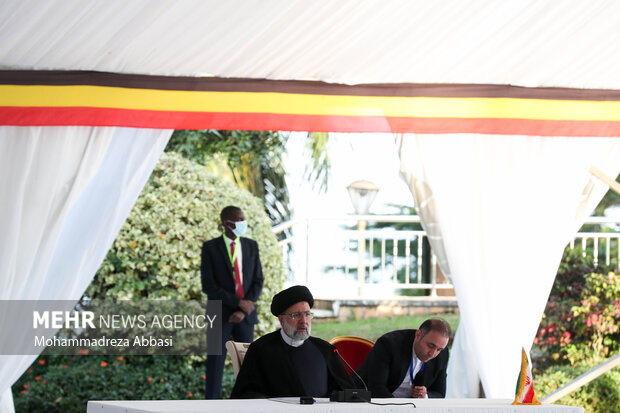 مراسم استقبال رسمی رئیس جمهور اوگاندا از حجت الاسلام رئیسی