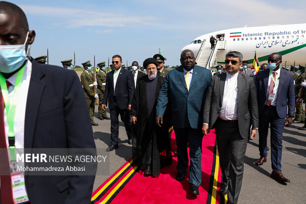 مراسم استقبال رسمی رئیس جمهور اوگاندا از حجت الاسلام رئیسی